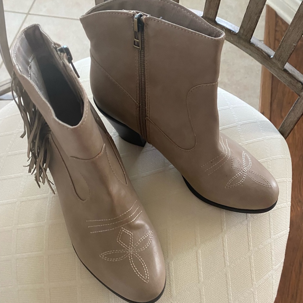 Adorable New Sam & Libby boots size 9
